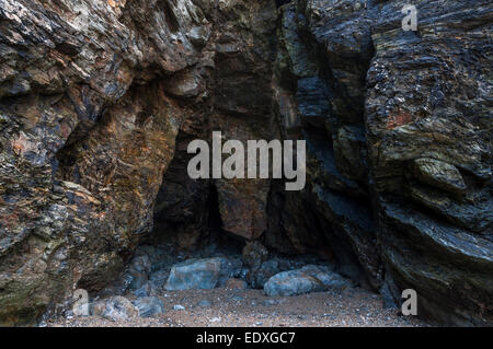 Interessante Geologie in den Felsen am Strand von Perranporth in Cornwall. In einer großen Höhle. Stockfoto