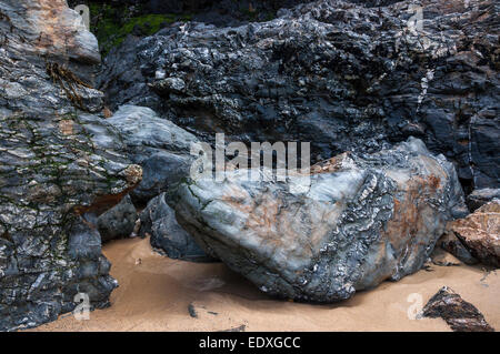 Interessante Geologie in den Felsen am Strand von Perranporth in Cornwall. Stockfoto