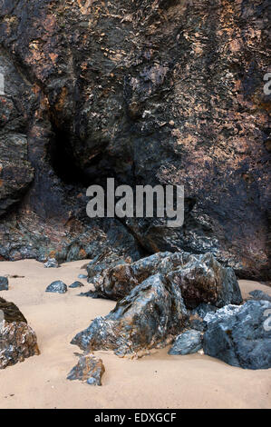 Interessante Geologie in den Felsen am Strand von Perranporth in Cornwall. Stockfoto