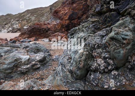 Interessante Geologie in den Felsen am Strand von Perranporth in Cornwall. Stockfoto