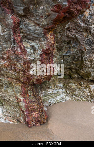 Interessante Geologie in den Felsen am Strand von Perranporth in Cornwall. Stockfoto