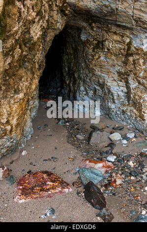 Interessante Geologie in den Felsen am Strand von Perranporth in Cornwall. Stockfoto