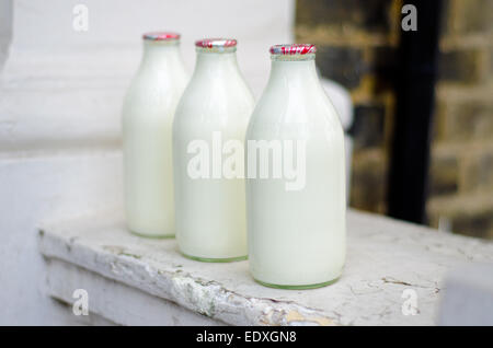Milch - Milch Flaschen vor der Tür Stockfoto