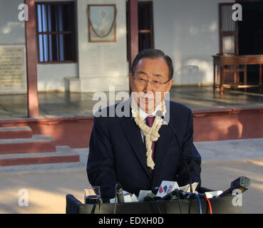 Ahmedabad, Indien. 11. Januar 2015. Vereinigte UNO-Generalsekretär Ban Ki-Moon spricht mit Journalisten vor dem Hintergrund eines Porträts von Mahatma Gandhi bei seinem Besuch in Sabarmati Ashram in Ahmedabad, Indien, 11. Januar 2015. © Stringer/Xinhua/Alamy Live-Nachrichten Stockfoto