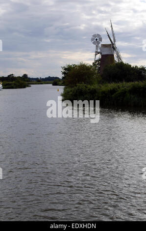 Eine kleine Drainage Mühlen an den Ufern der Flüsse, aus denen sich die schiffbaren Wasserstraßen rund um die Norfolk Broads Stockfoto