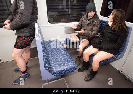 Hamburg, Deutschland. 11. Januar 2015. Teilnehmer des "No Pants Subway Ride Hamburg 2015" fahren Sie eine u-Bahn in Hamburg, Deutschland, 11. Januar 2015. Die U-Bahn-Fahrt ohne Hosen ist eine jährliche Veranstaltung, die 2002 in New York/USA begonnen, Teilnehmer auf der ganzen Welt findet. Foto: CHRISTIAN CHARISIUS/Dpa/Alamy Live News Stockfoto