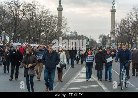 Paris, Frankreich. Familien marschieren in der Straße, in einer riesigen Demonstration gegen den Terrorismus, nach einem Angriff auf die französische Zeitung „Charlie Hebdo“, trauriger Massenmarsch „je suis Charlie paris“ Stockfoto