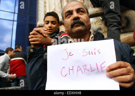 Kairo, Ägypten. 11. Januar 2015. Ägyptischen Journalisten beteiligen sich an einer Mahnwache für die Opfer des Angriffs auf französischen satirischen Wochenzeitung "Charlie Hebdo", vor der Journalistenverband in Kairo, Ägypten, 11. Januar 2015. © Ahmed Gomaa/Xinhua/Alamy Live-Nachrichten Stockfoto