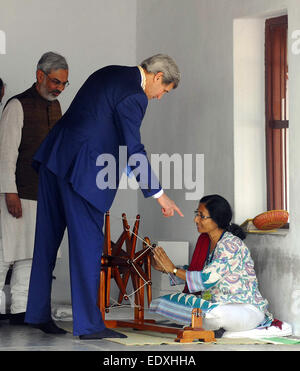 Ahmedabad, Indien. 11. Januar 2015. The U.S. Secretary of State John Kerry (C) reagiert während seines Besuchs in Sabarmati Ashram in Ahmedabad, Indien, 11. Januar 2015. © Stringer/Xinhua/Alamy Live-Nachrichten Stockfoto