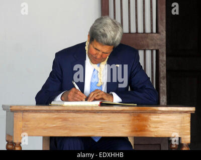 Ahmedabad, Indien. 11. Januar 2015. Der US-Außenminister John Kerry unterschreibt ein Gästebuch während seines Besuchs in Sabarmati Ashram in Ahmedabad, Indien, 11. Januar 2015. © Stringer/Xinhua/Alamy Live-Nachrichten Stockfoto