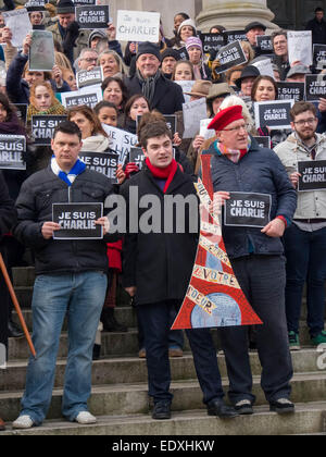Portsmouth, UK. 11. Januar 2015. Mitglieder der französischen Gemeinschaft und Unterstützer aus der näheren Umgebung halten Sie, die je Suis Charlie in Unterstützung der freien Meinungsäußerung im Gefolge der Anschläge gegen die Charlie Hebdo-Büros in Paris, Frankreich Zeichen. Stockfoto