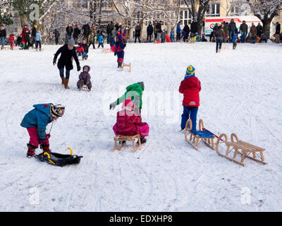 Kinder haben Spaß und genießen Sie Rodeln auf Schlitten nach Winer Schnee in Berlin Park, Volspark am Weinberg, Mitte, Berlin Stockfoto