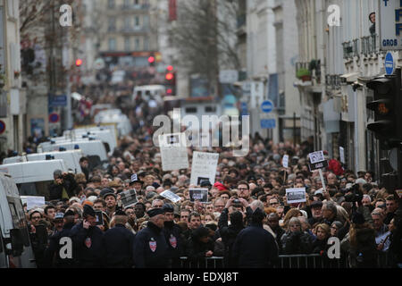 Menschen versammeln sich zu einem Marsch gegen den Terrorismus in Paris, Frankreich am 11. Januar 2015. Mehrere europäische Staatschefs trat eine Manifestation ihrer Solidarität nach den jüngsten Terroranschlägen in Frankreich zum Ausdruck bringen und Gedenken an die Opfer des Angriffs auf die Satirezeitschrift Französisch Charlie Hebdo und einen koscheren Supermarkt in Paris. Foto: Kay Nietfeld/dpa Stockfoto