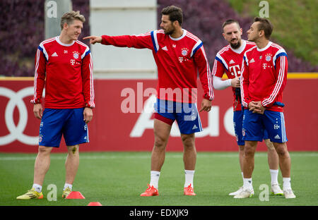 Doha, Katar. 11. Januar 2015. München-Spieler Bastian Schweinsteiger (L-R), Claudio Pizarro, Franck Ribery und Rafinha in Aktion während einer Trainingseinheit in Doha, Katar, 11. Januar 2015. Bayern München bleibt in Katar bis 17. Januar 2015, für die zweite Hälfte der deutschen Fußball-Bundesliga-Saison vorzubereiten. Foto: Sven Hoppe/Dpa/Alamy Live News Stockfoto