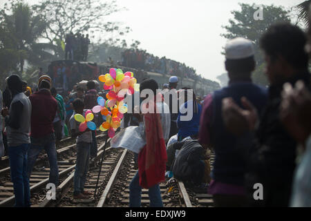 Tongi, Bangladesch. 11. Januar 2015. Die erste Phase der Bishwa Ijtema ist mit der Akheri Munajat (abschließende Gebete) Suche nach Frieden in der Welt beendet. Hunderttausende von Gläubigen erreicht Gazipurs Tongi an den Ufern des Flusses Turag um das letzte Gebet teilzunehmen. Es ist die zweitgrößte muslimische Gemeinde in der Welt nach der Hadsch und ist im Winter jedes Jahr statt. Bildnachweis: Zakir Hossain Chowdhury Zakir/Alamy Live-Nachrichten Stockfoto