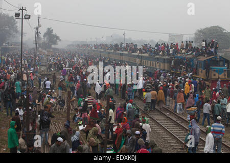 Tongi, Bangladesch. 11. Januar 2015. Die erste Phase der Bishwa Ijtema ist mit der Akheri Munajat (abschließende Gebete) Suche nach Frieden in der Welt beendet. Hunderttausende von Gläubigen erreicht Gazipurs Tongi an den Ufern des Flusses Turag um das letzte Gebet teilzunehmen. Es ist die zweitgrößte muslimische Gemeinde in der Welt nach der Hadsch und ist im Winter jedes Jahr statt. Bildnachweis: Zakir Hossain Chowdhury Zakir/Alamy Live-Nachrichten Stockfoto