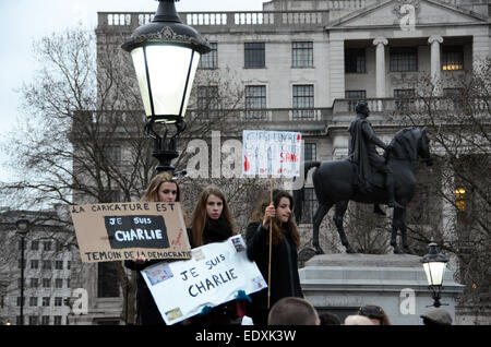 Menschen versammelten sich am Trafalgar Square am 11. Januar 2015 um Unterstützung für den getöteten zu Charlie Hebdo in Paris zeigen Stockfoto