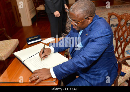 Angolanischen Außenminister Georges Chikoti Zeichen der Secretary Of State Gästebuch vor der Teilnahme an den U.S.-Angola strategischen Dialog mit Außenminister Kerry an das US-Außenministerium in Washington, D.C., am 17. Dezember 2014. Stockfoto