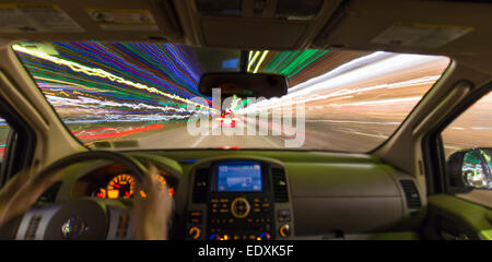 Nacht-Ansicht aus Windschutzscheibe des Autos während der Fahrt mit unscharfen Fahrbahn und Lichter Stockfoto