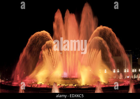 Magische Brunnen Musik und Lichtshow in der Nacht in Barcelona, Katalonien, Spanien. Stockfoto