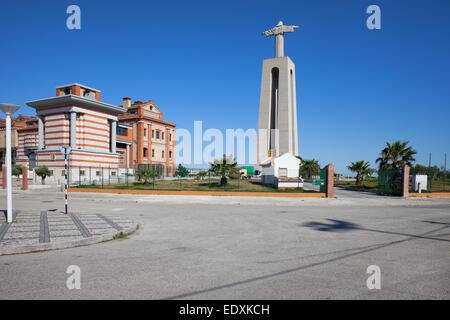 Christkönig (Portugiesisch: Cristo Rei) Denkmal in Almada, Portugal. Eingang zum nationalen Heiligtum Christkönig. Stockfoto
