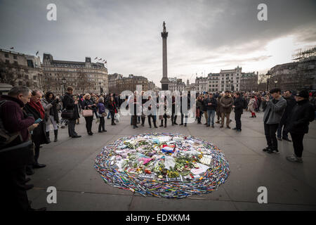 London, UK. 11. Januar 2015.  Hommagen an Charlie Hebdo Opfer in Trafalgar Square Credit: Guy Corbishley/Alamy Live News Stockfoto