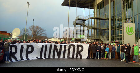 Wolfsburg, Deutschland. 11. Januar 2015. Nach dem Tod des Fußballspielers Junior Malanda inszenieren Unterstützer einen Marsch von Kondolenzschreiben außerhalb der Volkswagen Arena in Wolfsburg, Deutschland, 11. Januar 2015. Wolfsburg mit einem Trainingslager in Südafrika nach dem Tod bei einem Verkehrsunfall der Mittelfeldspieler Junior Malanda fortfahren sollen. Die 20-j hrige Belgien U21-Nationalspieler war auf dem Weg an die Mannschaft wegen am 10. Januar 2015 nach Südafrika fliegen wenn er bei einem Autounfall auf einer deutschen Autobahn getötet wurde. Foto: PETER STEFFEN/Dpa/Alamy Live News Stockfoto