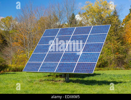 IRASVILLE, VERMONT, USA - Solar Power Panel im Feld, Mad River Valley. Alternative Energien. Stockfoto