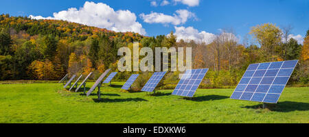 IRASVILLE, VERMONT, USA - Solarstrom-Paneele im Feld, Mad River Valley. Alternative Energien. Stockfoto