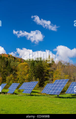 IRASVILLE, VERMONT, USA - Solarstrom-Paneele im Feld, Mad River Valley. Alternative Energien. Stockfoto