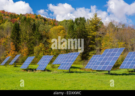 IRASVILLE, VERMONT, USA - Solarstrom-Paneele im Feld, Mad River Valley. Alternative Energien. Stockfoto