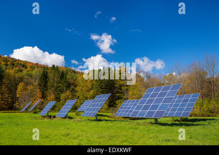 IRASVILLE, VERMONT, USA - Solarstrom-Paneele im Feld, Mad River Valley. Alternative Energien. Stockfoto