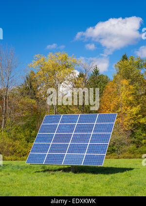 IRASVILLE, VERMONT, USA - Solar Power Panel im Feld, Mad River Valley. Alternative Energien. Stockfoto