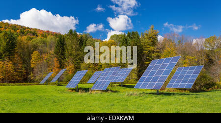 IRASVILLE, VERMONT, USA - Solarstrom-Paneele im Feld, Mad River Valley. Alternative Energien. Stockfoto