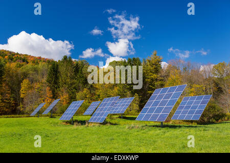 IRASVILLE, VERMONT, USA - Solarstrom-Paneele im Feld, Mad River Valley. Alternative Energien. Stockfoto