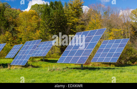 IRASVILLE, VERMONT, USA - Solarstrom-Paneele im Feld, Mad River Valley. Alternative Energien. Stockfoto