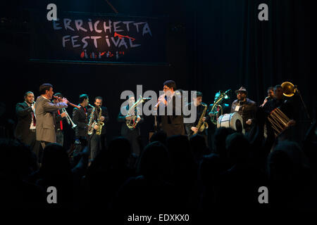 Rom, Italien. 10. Januar 2015. Sercuk Alimov und die Solisten Kocani Orkestar schließen das Errichetta Music Festival In Rom-Credit: Francesco Gustincich/Alamy Live News Stockfoto