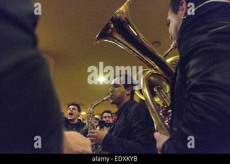 Rom, Italien. 10. Januar 2015. Sercuk Alimov und die Solisten Kocani Orkestar schließen das Errichetta Music Festival In Rom-Credit: Francesco Gustincich/Alamy Live News Stockfoto