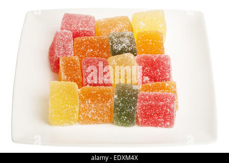 Teller mit bunten Gelee Bonbons isoliert auf weißem Hintergrund Stockfoto