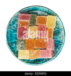 Teller mit bunten Gelee Bonbons isoliert auf weißem Hintergrund Stockfoto