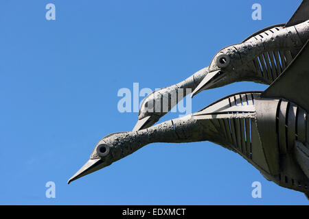 Detail der Metall-Skulptur von drei Stockente Enten über ins Land des britischen Bildhauers Walenty Pytel bei Ross-on-Wye, Herefordshire, Stockfoto