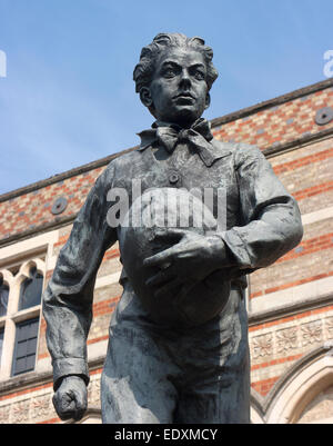 Statue von William Webb Ellis außerschulischen Rugby, Warwickshire Stockfoto