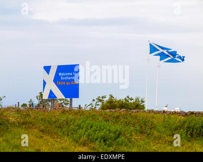 Herzlich Willkommen Sie in Schottland Straßenschild in Englisch und Gälisch Sprachen und schottische Andreaskreuz Fahnen an Carter Bar an der Grenze. Stockfoto