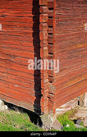 Schwedischen "Dubbelhaksknut" X-Joint-Ecke von einem alten Holzhaus aus Mitte des 18 Jahrhunderts. Stockfoto