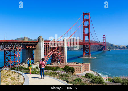 Touristen vor der Golden Gate Bridge über dem Fort Point, Presidio Park, San Francisco, Kalifornien, USA Stockfoto