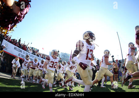 1. Januar 2015 laufen Florida State Seminolen auf das Feld vor dem College Football Playoff-Halbfinale in der Rose Bowl-Spiel präsentiert von Northwestern Mutual in der Rose Bowl in Pasadena, California.Charles Baus/CSM Stockfoto