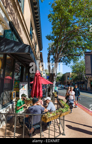 Straßencafe am Chorro Street in der Innenstadt von San Luis Obispo, Kalifornien, USA Stockfoto