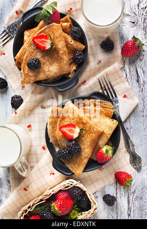 Crepes mit frischen Beeren Stockfoto