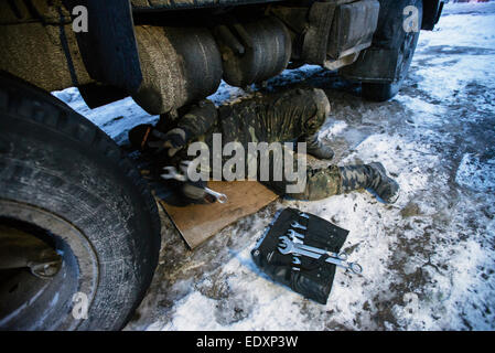 Region Donezk, Ukraine. 9. Januar 2015. Soldat Reparatur militärische Autos bei Nachweis Boden in der Nähe von ATO Zone, Donezk, Ukraine © Oleksandr Rupeta/Alamy Live-Nachrichten Stockfoto