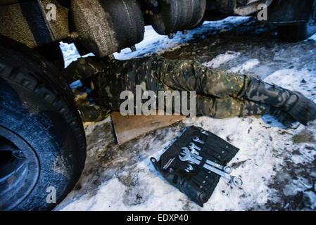 Region Donezk, Ukraine. 9. Januar 2015. Soldat Reparatur militärische Autos bei Nachweis Boden in der Nähe von ATO Zone, Donezk, Ukraine © Oleksandr Rupeta/Alamy Live-Nachrichten Stockfoto